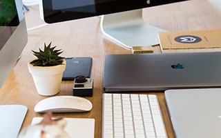 中国股票配资网:手机如何看股票-全球市场：欧美股市收跌 纳指跌近1% 国际金价续创历史新高